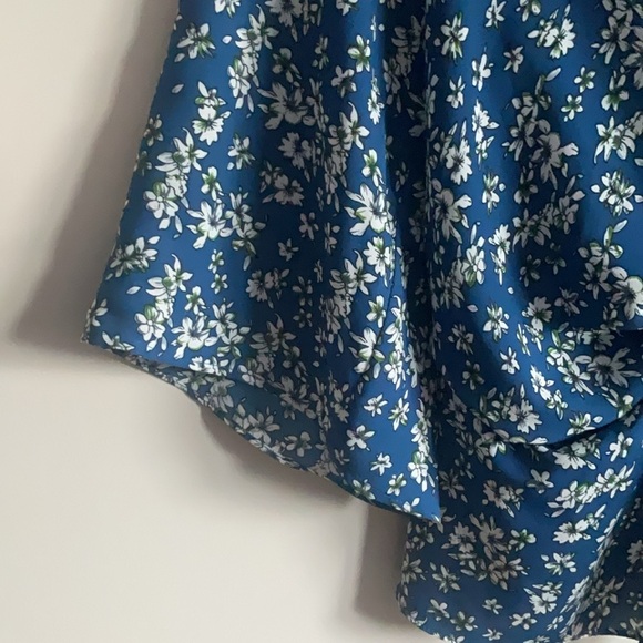 Suzy Shier Blue Floral blouse top shirt - Picture 3 of 9